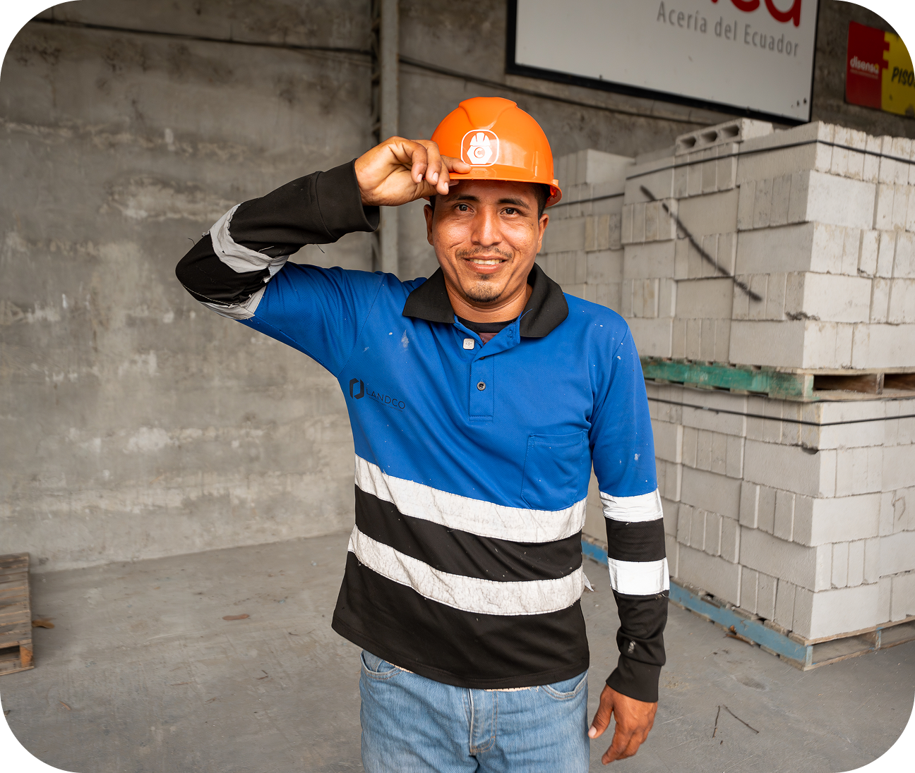 Participante del programa Escuela de Maestros con casco de seguridad en instalaciones de la Cámara