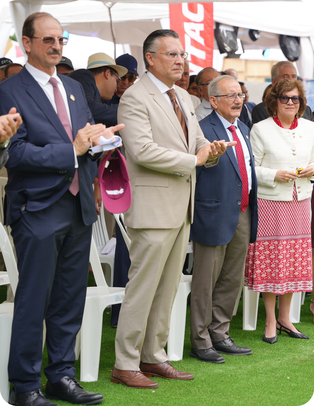Equipo y autoridades bajo la carpa de EXPOMAQSER
