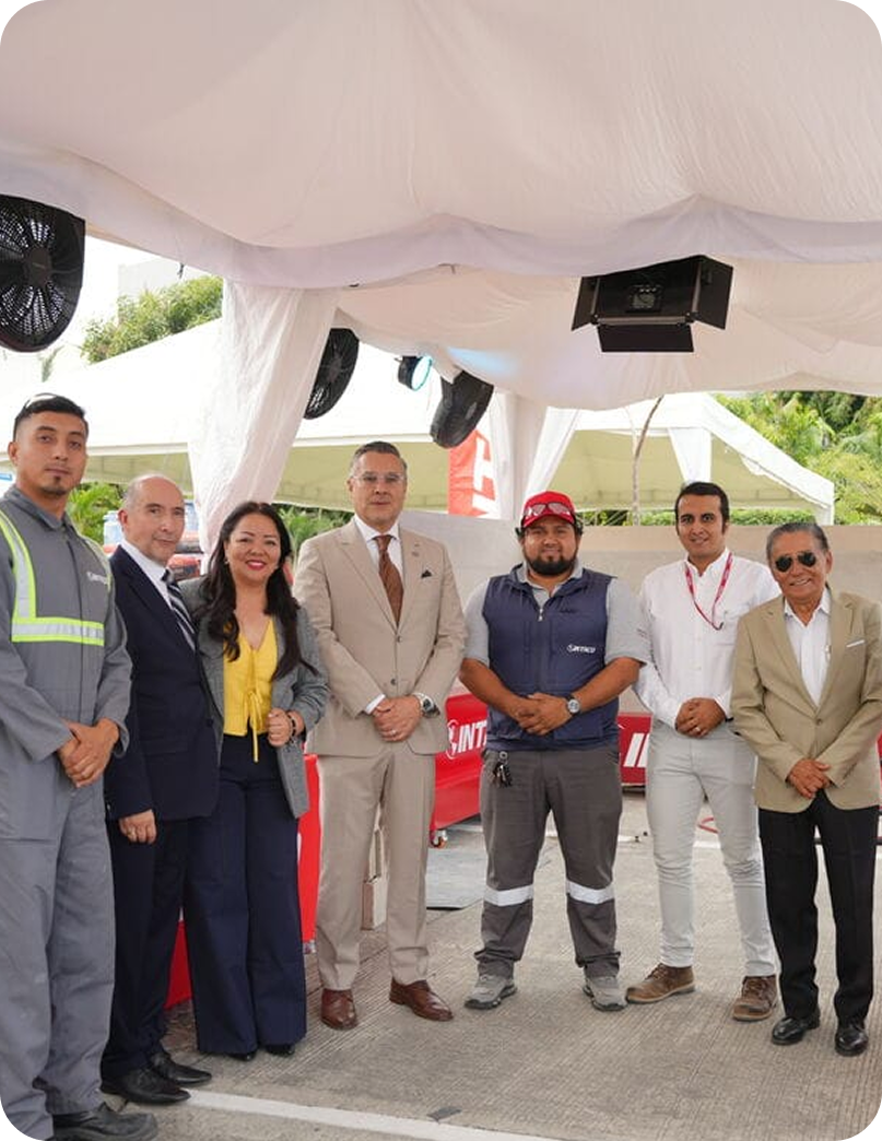 Equipo y autoridades bajo la carpa de EXPOMAQSER