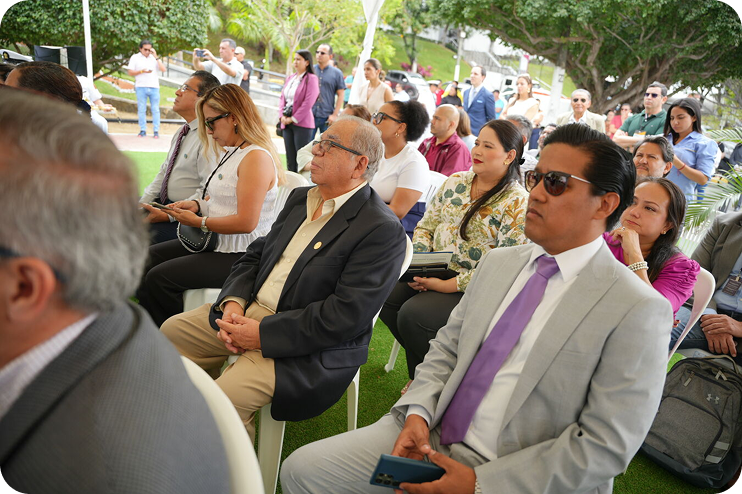 Profesionales del sector en obra con equipo de seguridad