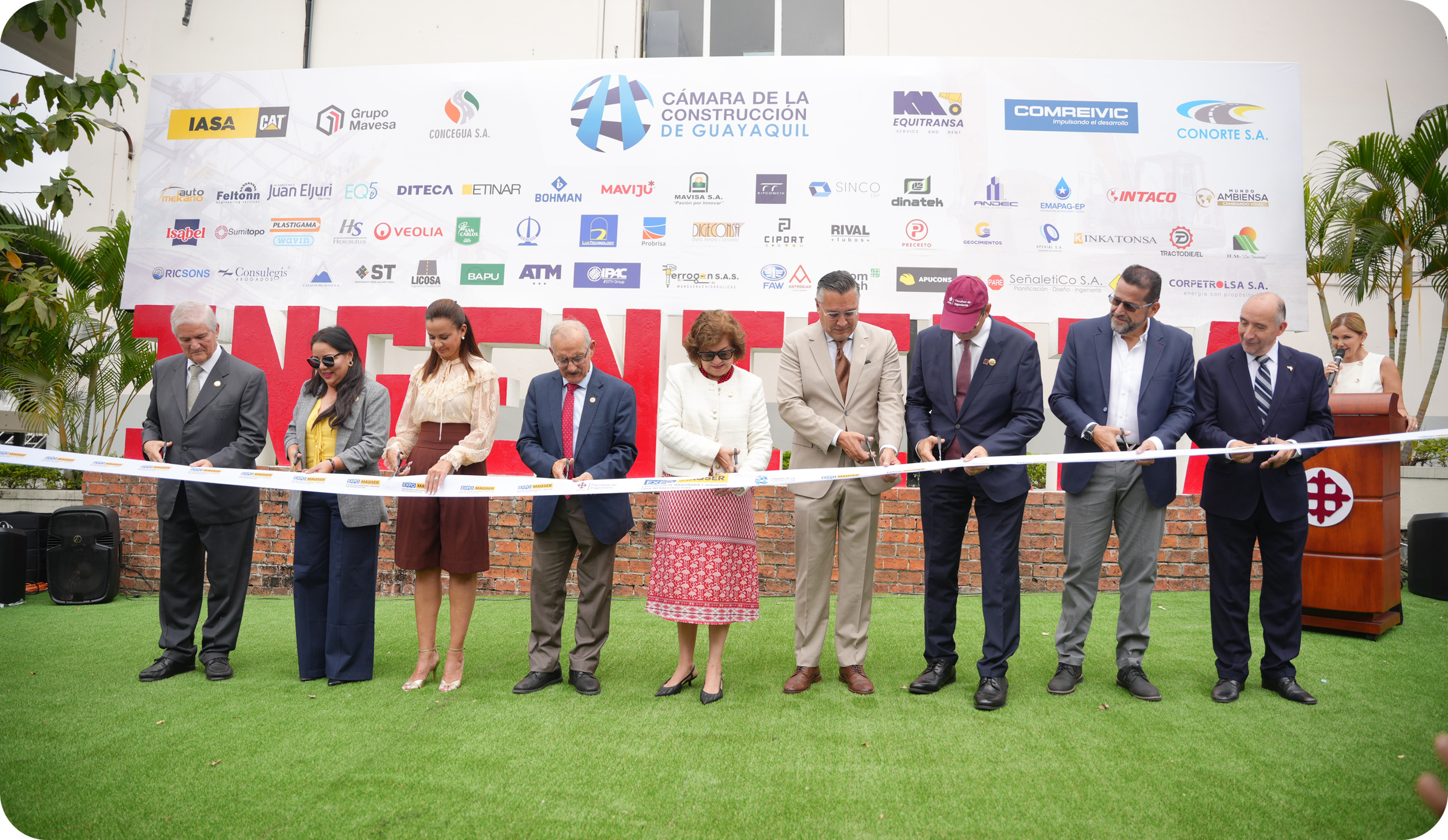 Equipo y expositores en stand de EXPOMAQSER con maquinaria industrial